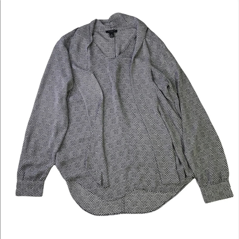 Ann Taylor Black White Zig Zag Bow Neck Top Size XSP - Picture 2 of 8